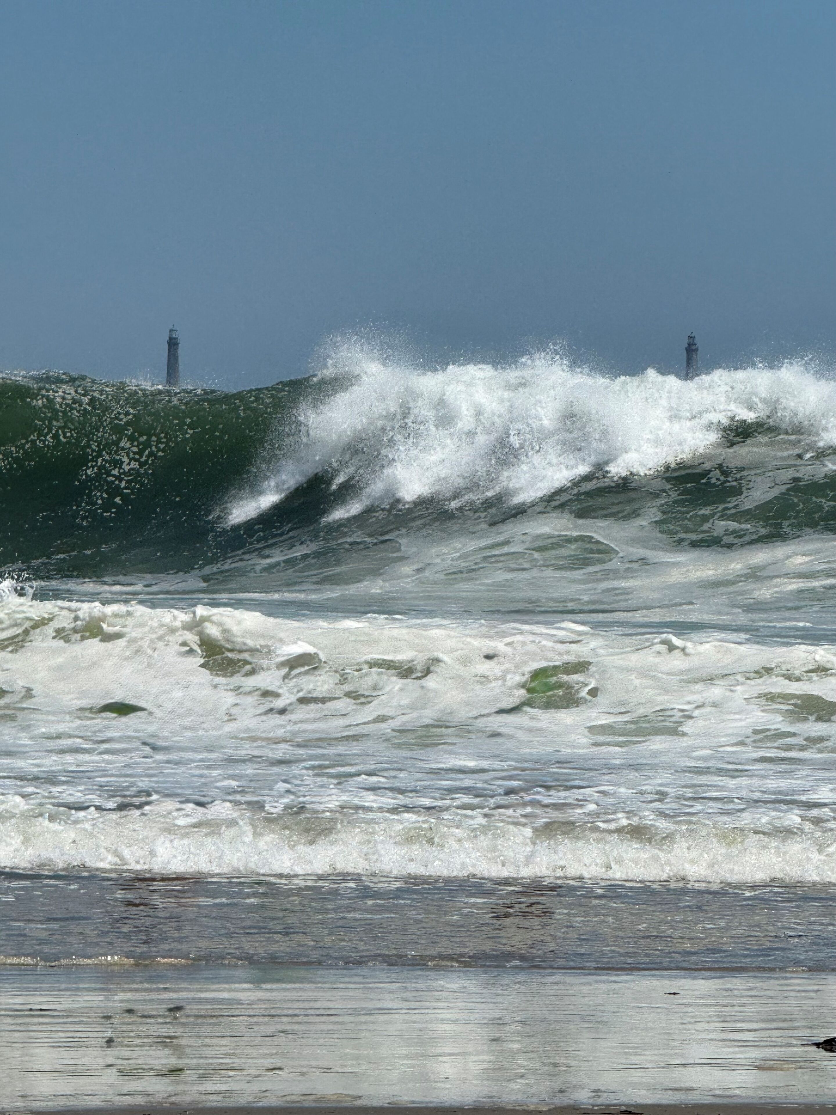 Beach nearby, sun loungers, beach towels