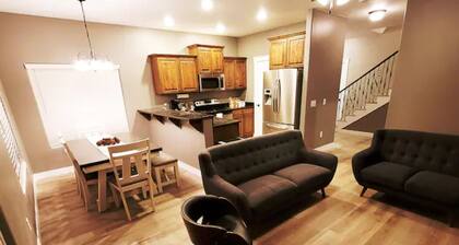 Cozy Ski, Golf, & Hiking Retreat w/Hottub, Pool, Private Sauna, Pingpong, & More