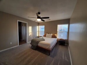 3 habitaciones, tabla de planchar con plancha y cuna de viaje 