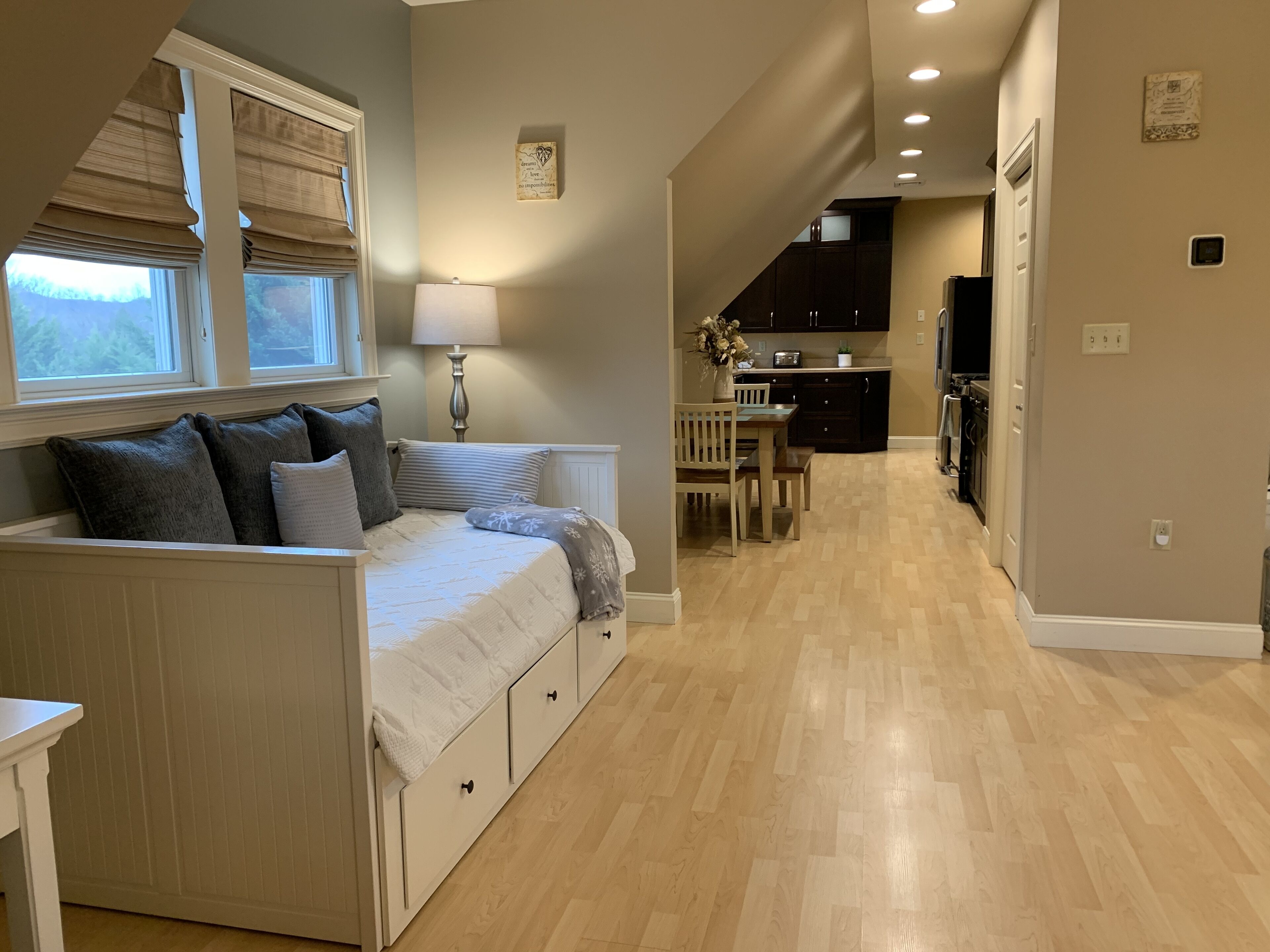 1 chambre, bureau, fer et planche à repasser, lit parapluie