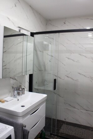 Dusche, Haartrockner, Hausschuhe, Bidet