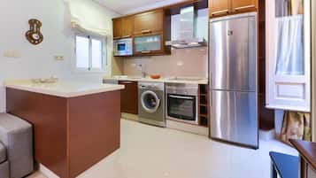 Een koelkast, een microgolfoven, een oven, een vaatwasser