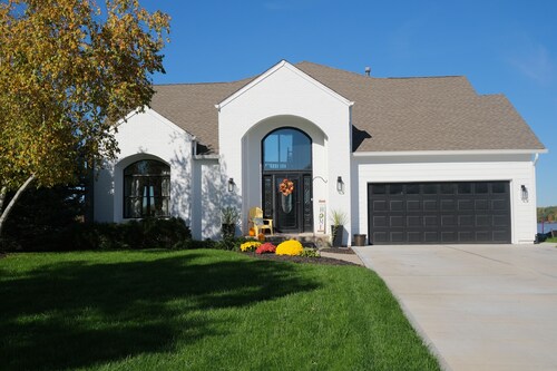 NEW!!! Prime waterfront studio w/docking potential