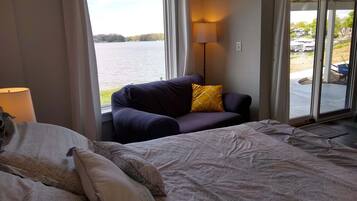 Iron/ironing board, travel crib, free WiFi, bed sheets
