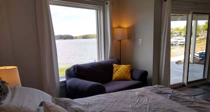 NEW!!! Prime waterfront studio w/docking potential
