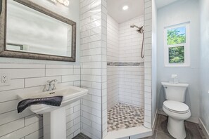 Douche, sĂšche-cheveux, serviettes fournies, savon