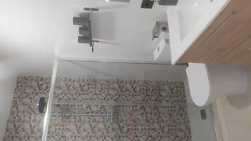 Een bad, een haardroger, handdoeken