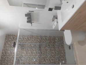 Een bad, een haardroger, handdoeken