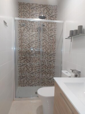 Badekar, hårtørrer, håndklæder