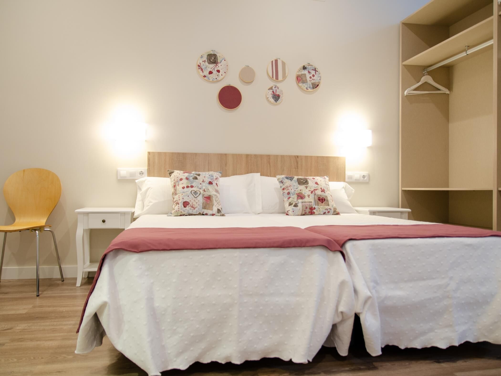 Tabla de planchar con plancha, Internet, ropa de cama