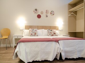 Iron/ironing board, Internet, bed sheets