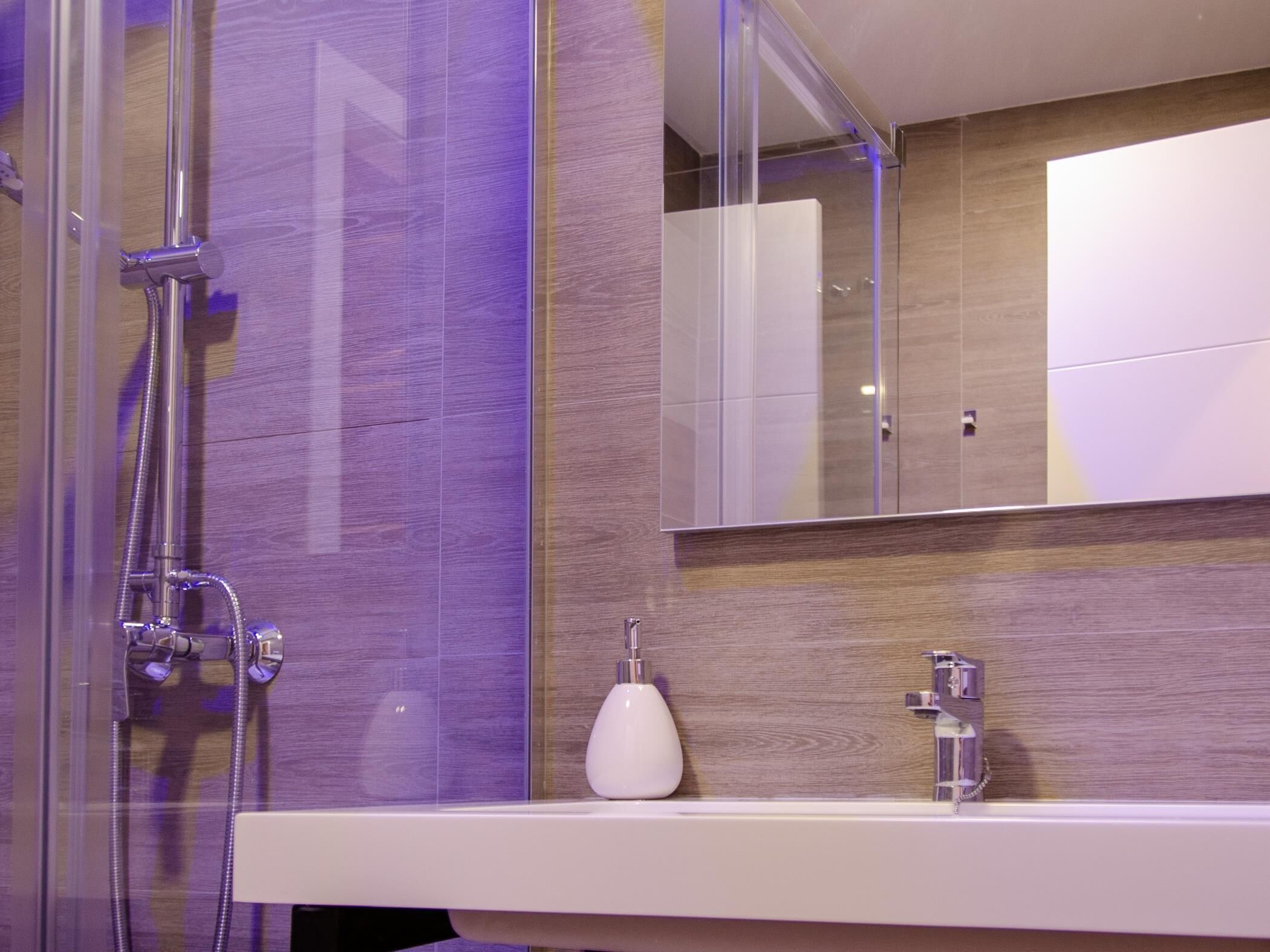 Bañera, secador de pelo y toallas