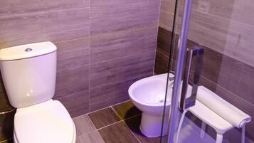 Een bad, een haardroger, handdoeken