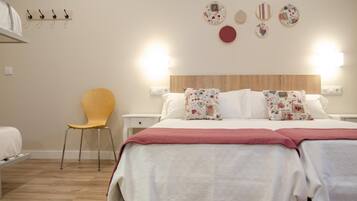 Een strijkplank/strijkijzer, internet, beddengoed