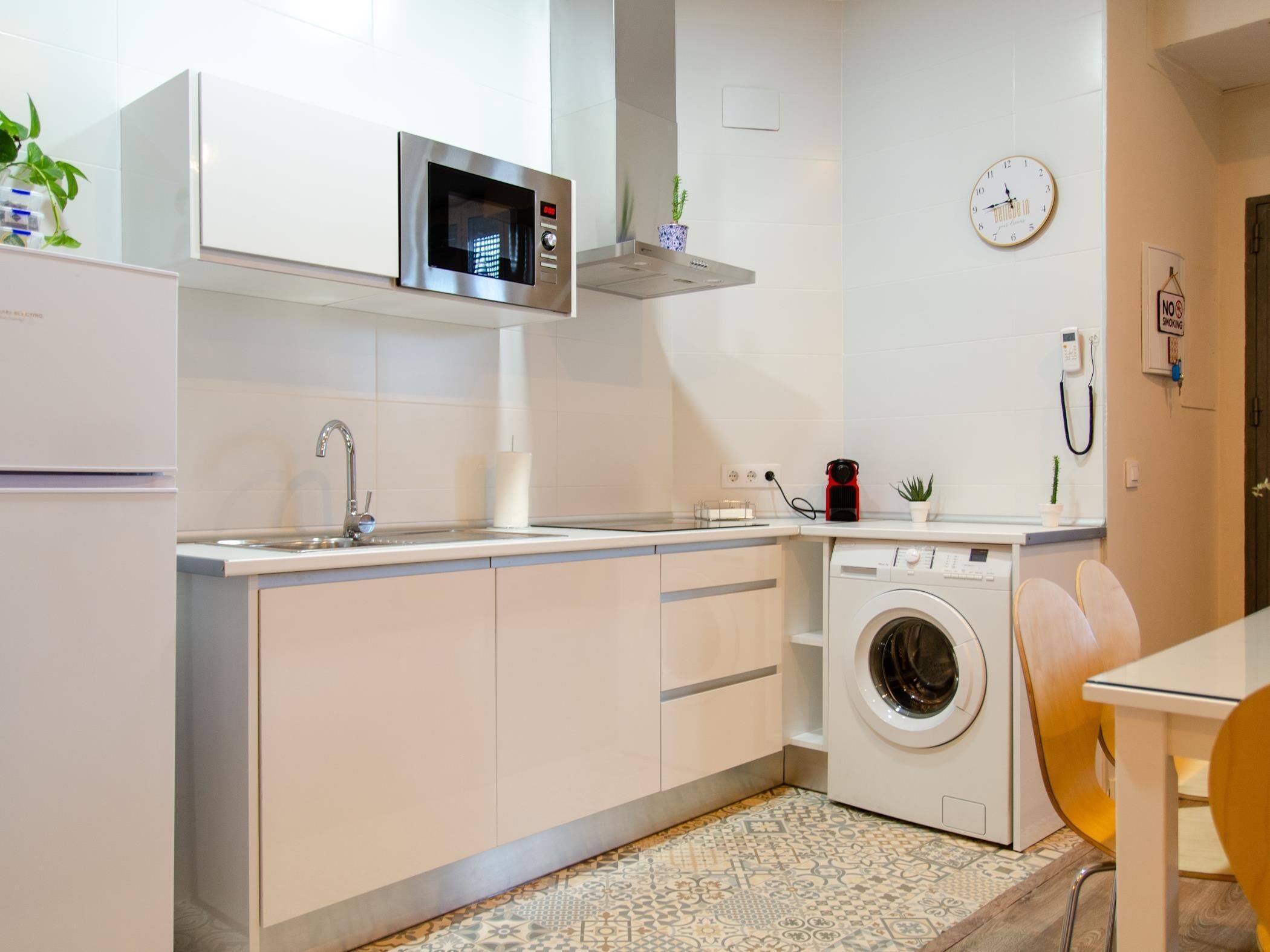 Fridge, microwave, oven, coffee/tea maker