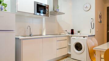 Fridge, microwave, oven, coffee/tea maker