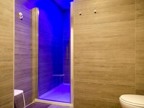 Badekar, hårtørrer, håndklæder