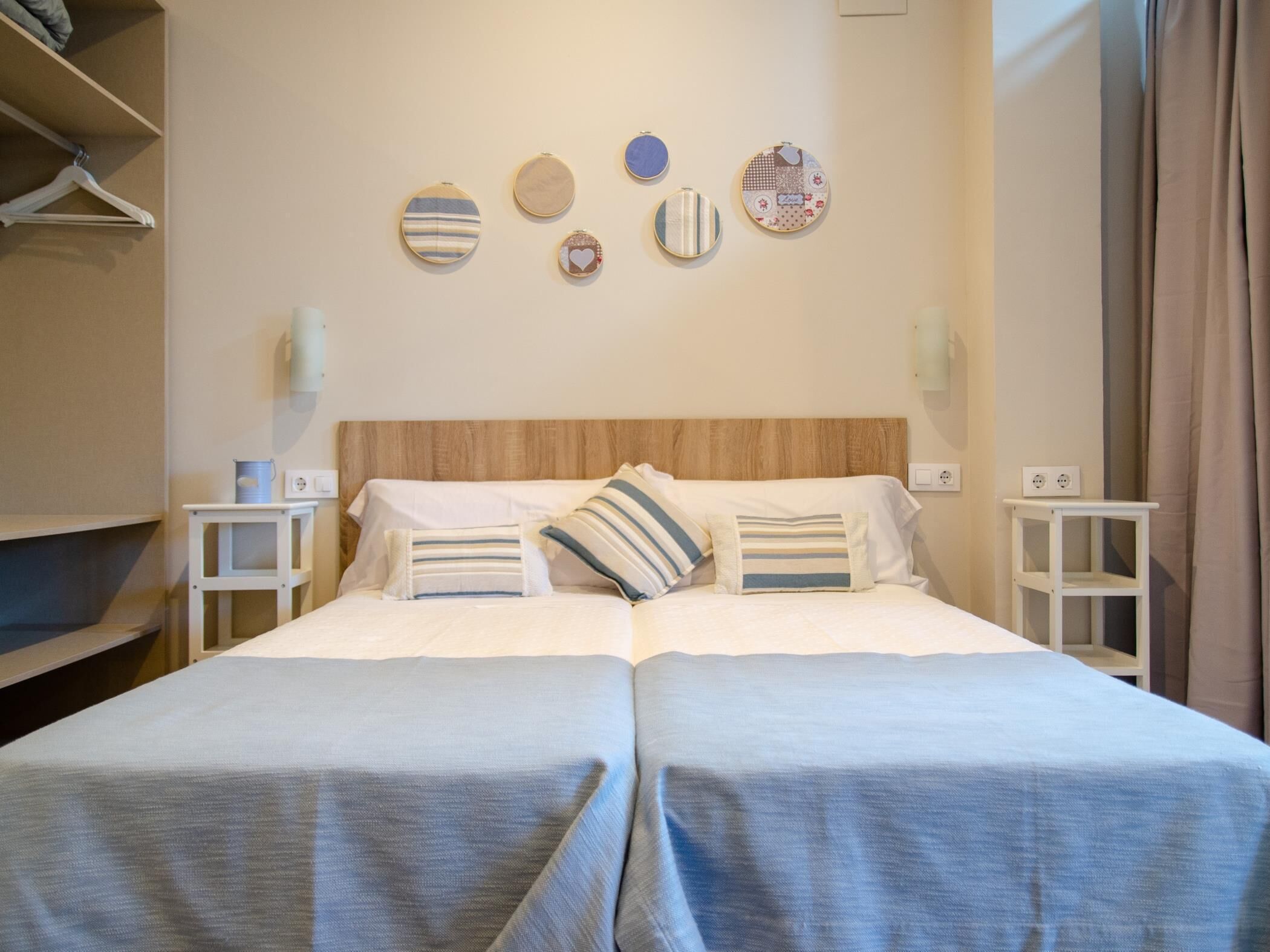 Een strijkplank/strijkijzer, internet, beddengoed