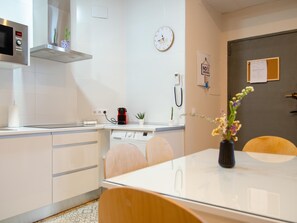 Køleskab, mikrobølgeovn, ovn, kaffe-/temaskine