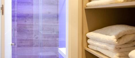 Badewanne, Haartrockner, Handtücher