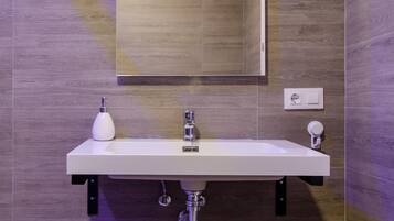 Een bad, een haardroger, handdoeken