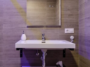 Een bad, een haardroger, handdoeken