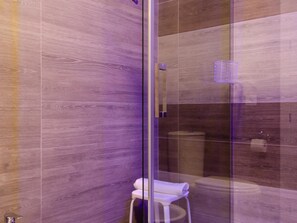 Baignoire, sĂšche-cheveux, serviettes fournies