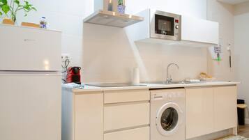 Een koelkast, een magnetron, een oven, een koffiezetapparaat/waterkoker