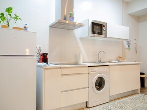 Een koelkast, een magnetron, een oven, een koffiezetapparaat/waterkoker