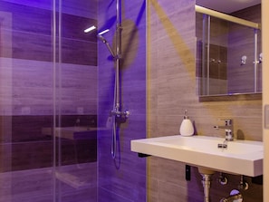 Badewanne, Haartrockner, Handtücher