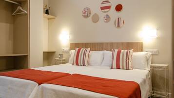 Een strijkplank/strijkijzer, internet, beddengoed