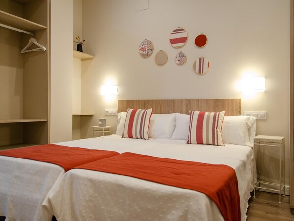 Een strijkplank/strijkijzer, internet, beddengoed