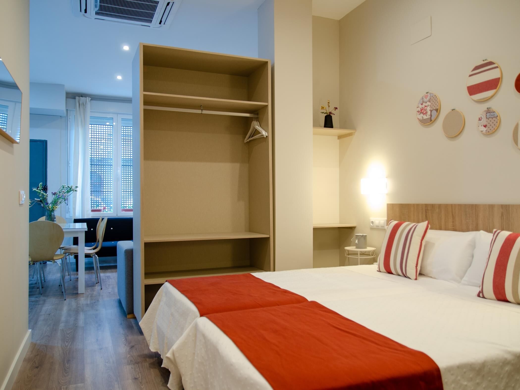 Iron/ironing board, internet, bed sheets