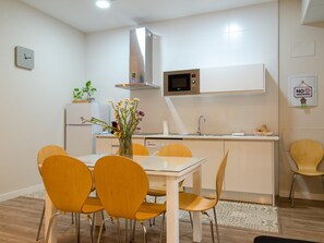 Kühlschrank, Mikrowelle, Ofen, Wasserkocher mit Kaffee-/Teezubehör