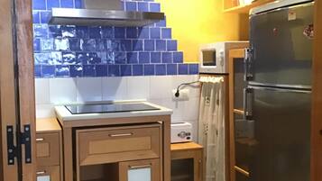 Een koelkast, een magnetron, een koffiezetapparaat/waterkoker