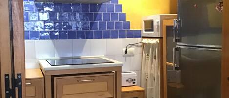 Køleskab, mikrobølgeovn, kaffe-/temaskine, brødrister