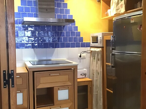 Een koelkast, een magnetron, een koffiezetapparaat/waterkoker