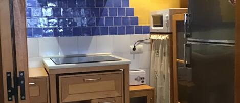 Réfrigérateur, micro-ondes, cafetière/bouilloire, grille-pain