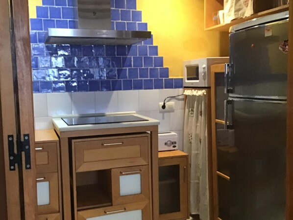 Fridge, microwave, coffee/tea maker, toaster