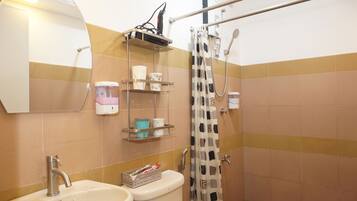 Douche, bidet, serviettes fournies, savon