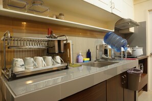 Kühlschrank, Mikrowelle, Herdplatte, Wasserkocher