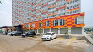 Een parkeergarage met meerdere verdiepingen en diverse geparkeerde auto's.