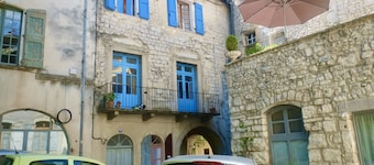 3 Bed-Sleeps 6-Balcony-Pets-Parking-Town Centre
