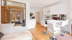 Eine moderne Wohnung mit Wohnbereich, Küche und Essbereich.