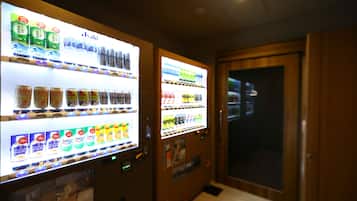 Máquinas automáticas com diversas bebidas e petiscos.