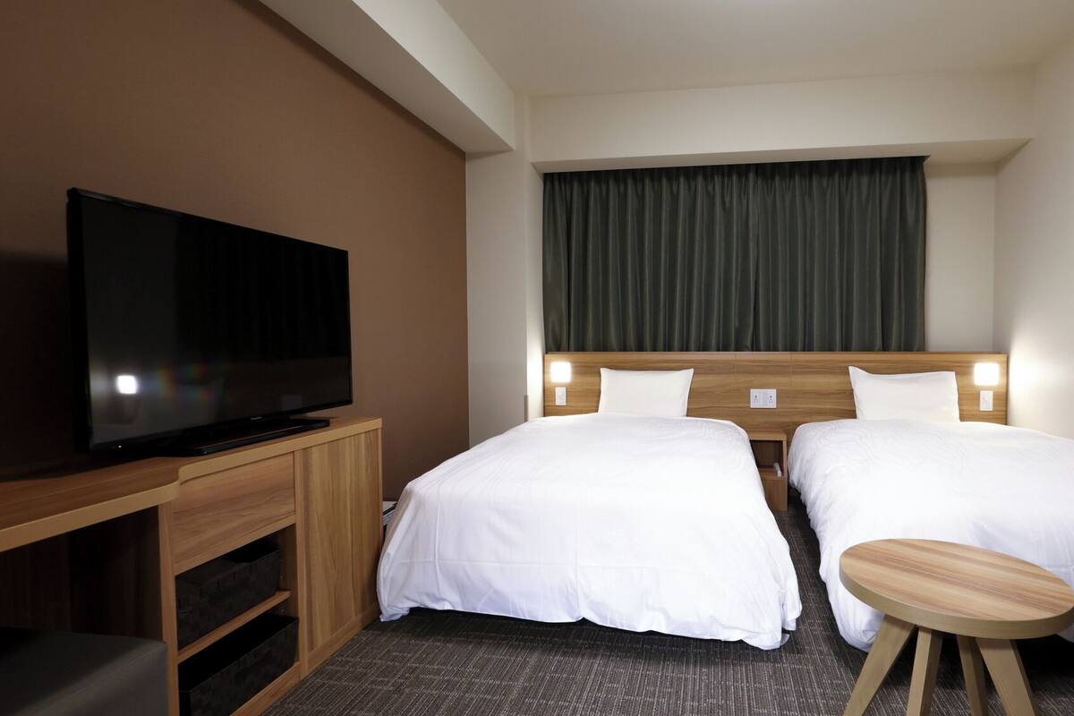 Down duvets, desk, soundproofing, free WiFi