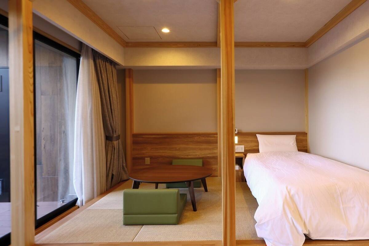 Down duvets, desk, soundproofing, free WiFi