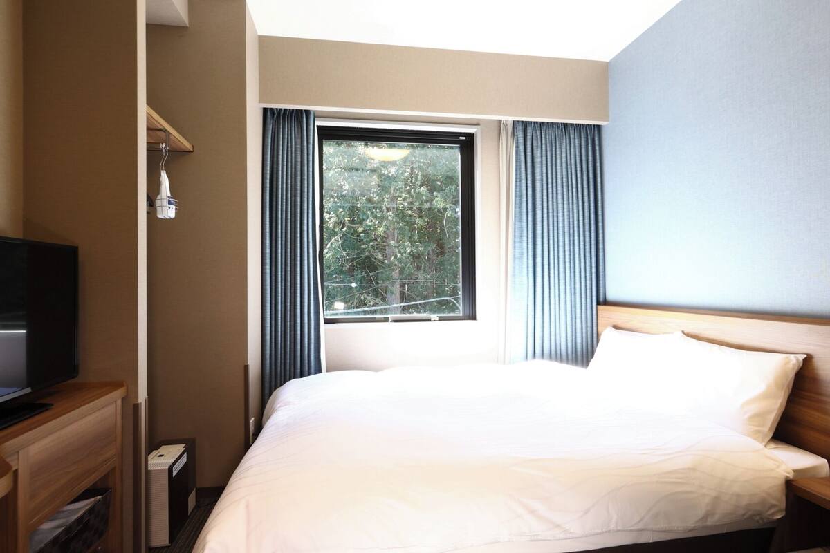 Down duvets, desk, soundproofing, free WiFi