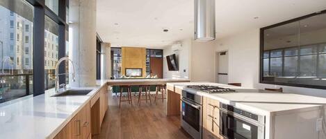 ثلاجة، ميكروويف، فرن، غسالة أطباق