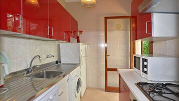 KĂŒhlschrank, Ofen, Herdplatte, GeschirrspĂŒler